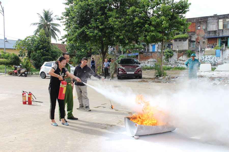 Phường Máy Tơ (quận Ngô Quyền) trao tặng 79 bình chữa cháy cho các gia đình có hoàn cảnh khó khăn